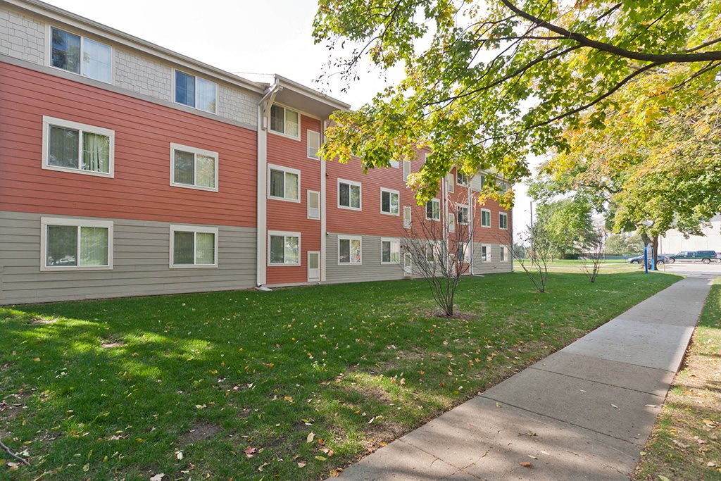 Photos and Video of Stewart Park Apartments in Des Moines, IA